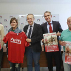 Representantes de la UBU, de Banco Santander y de la organización posan con el cartel de la prueba.-RAÚL OCHOA