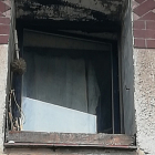 Imagen de la ventana de la vivienda tras el conato de incendio. GUARDIA CIVIL