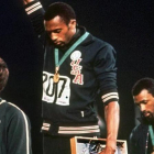 Peter Norman, Tommie Smith y John Carlos, en el podio de 200 metros de México-68.-AP PHOTO