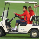 Neymar conduce un carrito de golf, en Catar.-AFP / KARIM JAAFAR (AFP)
