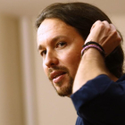 Pablo Iglesias, líder de Podemos, ha anunciado el acuerdo 'in extremis' de su formación con En Marea para las elecciones gallegas.-AGUSTÍN CATALÁN