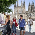 Turistas y burgaleses disfrutaron en directo de las obras pintadas por los participantes.-SANTI OTERO