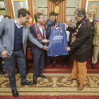Ibáñez -izquierda- durante la recepción oficial al Autocid Ford tras el título de Liga conseguido el pasado mes de abril.-SANTI OTERO