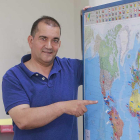 Delgado posa en la sede de la delegación de misiones con un mapa en el que una serie de banderitas indican la presencia de algún misionero burgalés en ese punto del globo.-RAÚL OCHOA