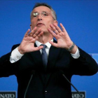 El secretario general de la OTAN, Jens Stoltenberg, durante la rueda de prensa que ha ofrecido este martes en Bruselas.-OLIVIER HOSLET (EFE)