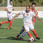 Adri conduce un balón perseguido por un jugador de La Granja en el duelo de ayer en San Amaro-Santi Otero