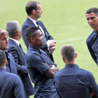 Ronaldo con sus compañeros de la Juventus en Mestalla.-MANUEL BRUQUE