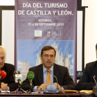 El director general de Turismo, Javier Ramírez, presenta en León los actos de celebración del Día del Turismo de Castilla y León 2015. Le acompañan el alcalde de Astorga, Arsenio García (D) y el delegado territorial de la Junta, Guillermo García (I)-Ical