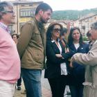 Rodríguez, acompañada por Jurado y Peña conversa con compañeros.-ECB