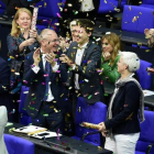 Diputados del Partido Verde celebran con confeti el resultado de la votación que legaliza el matrimonio homosexual, este viernes en Berlín.-TOBIAS SCHWARZ