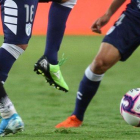 Unos futbolistas durante un partido.-EFE