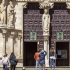 Imagen de turistas ayer frente a la Puerta del Sarmental de laCatedral.-SANTI OTERO