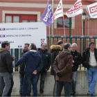 Trabajadores afectados por el ERE extintivo durante la huelga a las puertas de la cooperativa.-RAÚL G. OCHOA