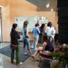 Varias personas esperan en el mostrador de la OMIC.-ISRAEL L. MURILLO