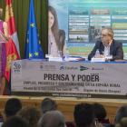 La ministra junto al director del curso Prensa y Poder de la Ciudad de la Educación San Gabriel, Graciano Palomo.-ICAL