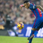 Neymar controla el balón en el Barça-Granada del Camp Nou.-JORDI COTRINA