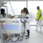 Un paciente es atendido por varios profesionales sanitarios en Burgos.-SANTI OTERO