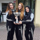 Hortelano, Massot y García posan con el trofeo de campeonas.-ECB