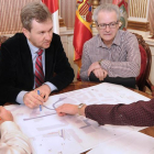 El alcalde, Javier Lacalle, y el técnico de urbanismo Luis María Arce explican a los representantes del consejo de barrio las actuaciones.-ISRAEL L. MURILLO