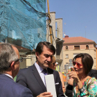 El consejero de Fomento y Medio Ambiente, Juan Carlos Suárez-Quiñones (C), visita el ARU del barrio de San José-El Palo de Mirasierra en Segovia-ICAL
