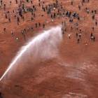 Imagen tomada durante el desalojo con cañones de agua del campamento de Ggdeim Izik, en el 2010.-AFP