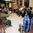 Quince personas asistieron al taller de percusión tradicional gallega impartido por Xosé Lois Romero.-Raúl Ochoa