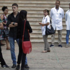 Amigos y familiares de la joven cubana Grettel Landrove asisten al lugar de su velatorio en La Habana el lunes 21 de mayo.-ERNESTO MASTRASCUSA (EFE)