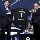 Casillas y Tebas, en el acto de presentación del portero del Oporto como icono de la Liga.-EFE / JAVIER LÓPEZ