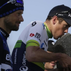 Mathew Hayman besa el adoquín que recibe el ganador de la París-Roubaix ante Tom Boonen, segundo clasificado.-AFP
