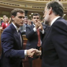 Mariano Rajoy va a saludar a Albert Rivera para agradecerle su apoyo en la investidura, el pasado sábado 29 de octubre.-EFE