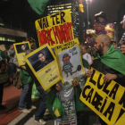 Manifestantes protestan contra el Gobierno brasileño, la pasada noche, en Sao Paulo (Brasil).-Sebastião Moreira / EFE