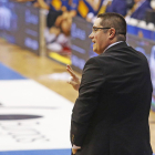Epi marca el sistema a ejecutar durante un partido en el Coliseum.-SANTI OTERO 