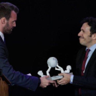 El directivo de HBO David Coupla (izquierda) recibe un galardón de José Antonio Gil, director de la Oficina de Patentes.-KENA BETANCUR (EFE)