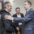 Un empresario felicita a Benavente tras revalidar su cargo de presidente de FAE.-SANTI OTERO