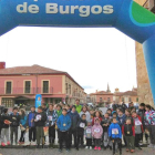 Óscar Arribas, escoltado por jóvenes de Lerma, tomó ayer la salida para completar los 125 kilómetros en solitario-ECB