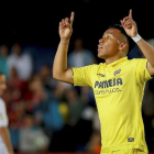 El delantero colombiano del Villarreal Roger Martínez celebra tras marcar el primer gol ante el Real Madrid.-EFE