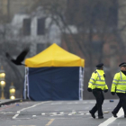 Agentes de policía, en el puente de Westminster, este jueves.-REUTERS / DARREN STAPLES
