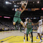 Jerebko, de los Celtics, hace un mate en el partido ante los Warriors en el Oracle.-MARCIO JOSÉ SÁNCHEZ / AP