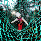 Una joven se adentra en uno de los recorridos del parque de cuerdas del Castillo.-ISRAEL L. MURILLO