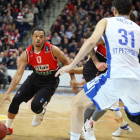 Fisher sale del bloqueo de un compañero en un partido de la pasada campaña con el Lietuvos Rytas.-BC.LRYTAS.LT