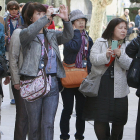 imagen de archivo de unnos turistas extranjeros en el Paseo de El Espolón realizan fotografías.-ISRAEL L. MURILLO