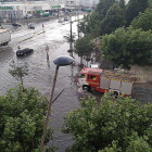 Una dotación de Bomberos acude a la zona de Juan Ramón Jiménez para achicar agua.-ECB