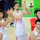Gasol, en el centro de los jugadores españoles, agradece el apoyo del  público-EMMANUEL DUNAND / AFP