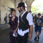 Ana I. Roncero (caracterizada de doña Rafaela) y Rubén Alonso Ortega condujeron a los alumnos por la ruta de los libros escondidos.-Raúl Ochoa