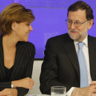 El líder del PP, Mariano Rajoy, junto a la secretaria general, Dolores de Cospedal, en la junta directiva del partido.-AGUSTÍN CATALÁN