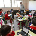 Un profesor imparte clase en el colegio Juan de Vallejo.-RAÚL G. OCHOA