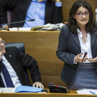 El presidente de la Generalitat, Ximo Puig, y la vicepresidenta del Consell, Mónica Oltra, durante al pleno de Les Corts.-MIGUEL LORENZO