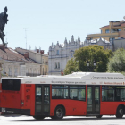 Un autobús urbano circula por la Plaza del Cid-ECB