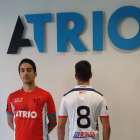 Guti y Márquez lucen las nuevas equipaciones en la sede de Inmobiliaria Atrio.-ECB