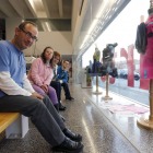 Cuatro de los veinte participantes posan frente a la muestra.-Raúl Ochoa